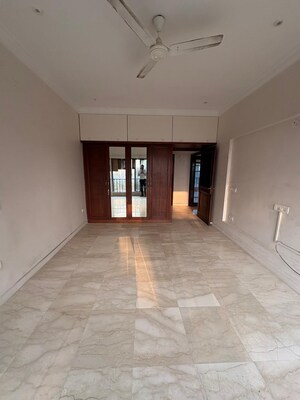 Room in 3 BHK Apartment at Sterling Seaface, Worli – for Rent