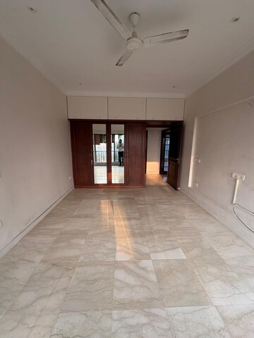 Room in 3 BHK Apartment at Sterling Seaface, Worli – for Rent