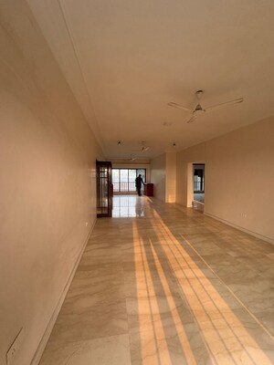 Room in 3 BHK Apartment at Sterling Seaface, Worli – for Rent