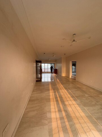 Room in 3 BHK Apartment at Sterling Seaface, Worli – for Rent