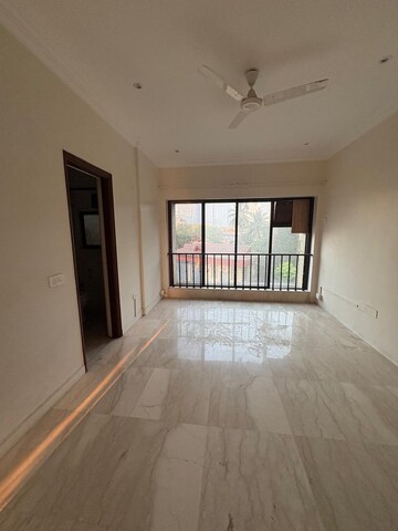 Room in 3 BHK Apartment at Sterling Seaface, Worli – for Rent