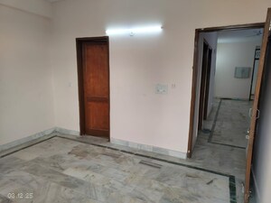 Room in 3 BHK Builder Floor at Janakpuri – for Rent
