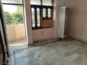 Room in 3 BHK Builder Floor at Janakpuri – for Rent