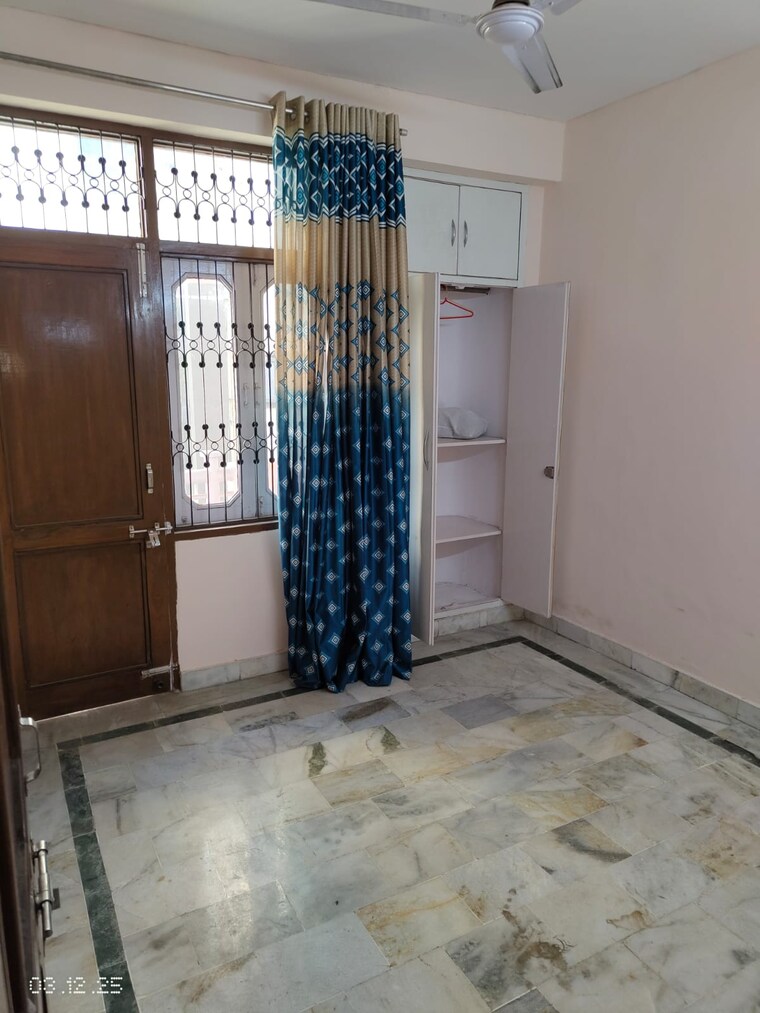 Room, janakpuri 3 Bedroom 1400 Sq.Ft. Builder Floor In Janakpuri Delhi 9596629