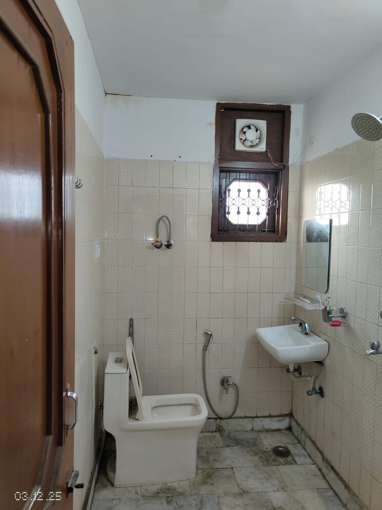 Bathroom, janakpuri 3 Bedroom 1400 Sq.Ft. Builder Floor In Janakpuri Delhi 9596629