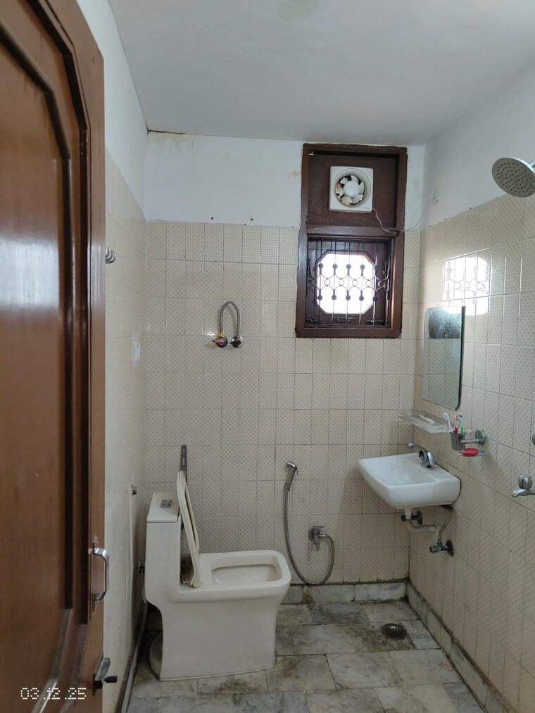 Bathroom, janakpuri 3 Bedroom 1400 Sq.Ft. Builder Floor In Janakpuri Delhi 9596629