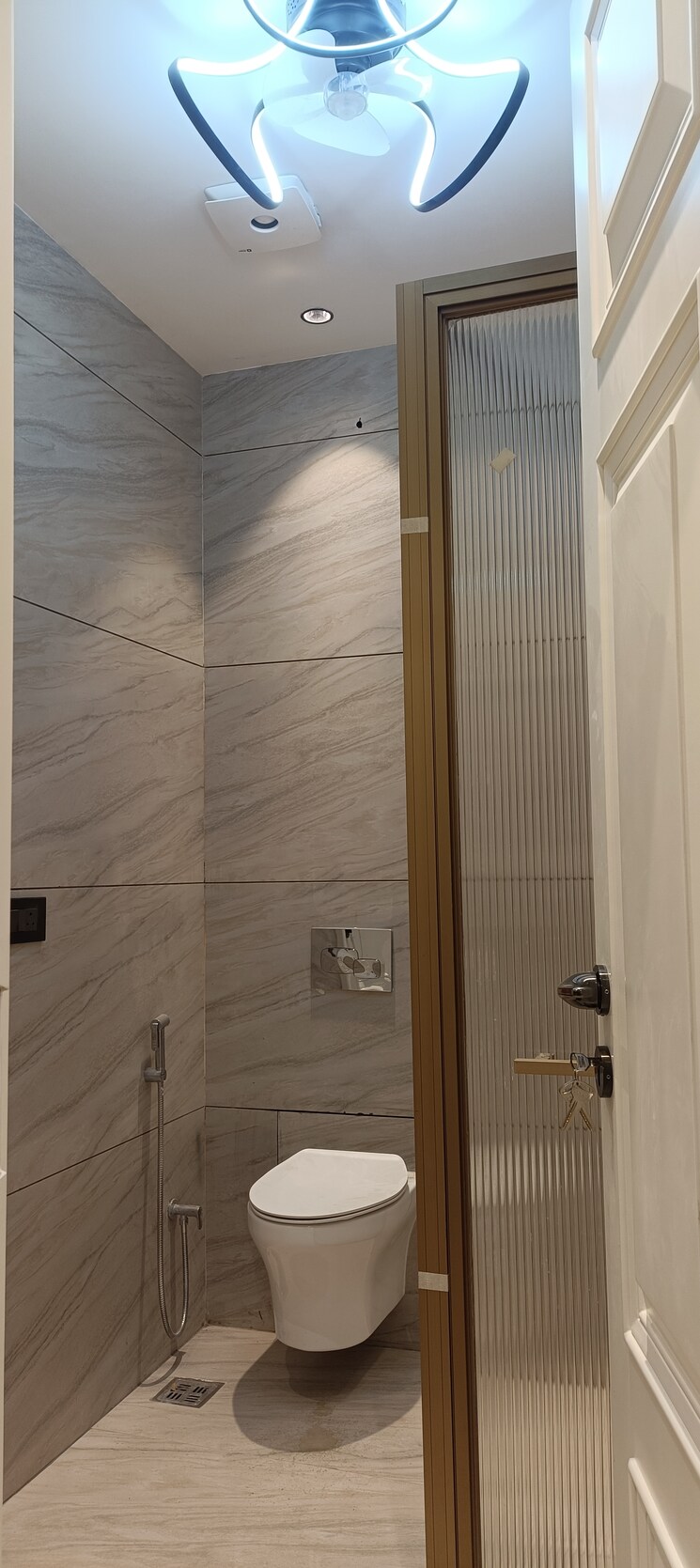 Bathroom, surajmal vihar 3 Bedroom 200 Sq.Yd. Builder Floor In Surajmal Vihar Delhi 9596659