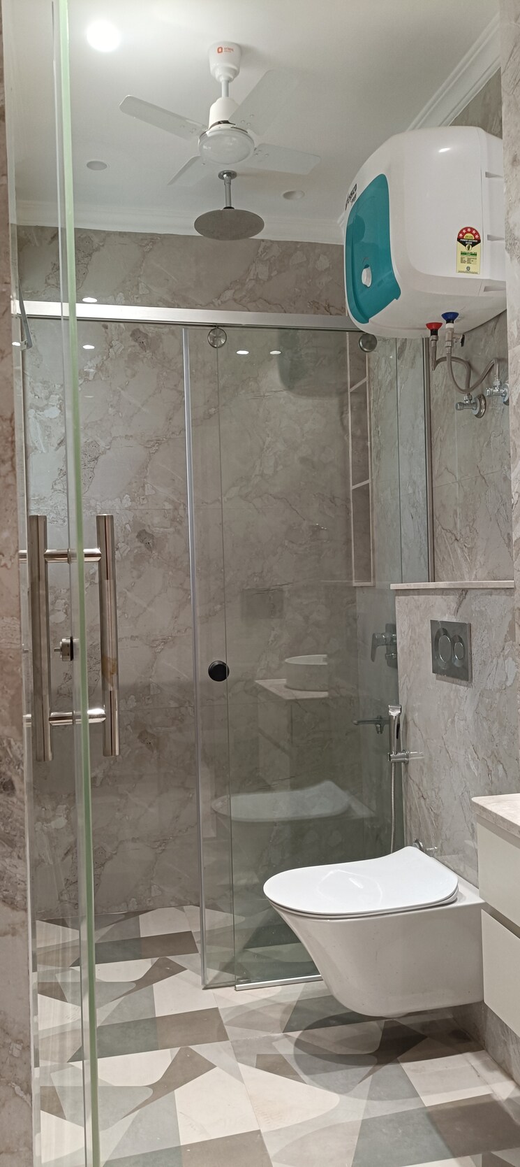 Bathroom, vivek vihar phase 1 3 Bedroom 200 Sq.Ft. Builder Floor In Vivek Vihar Phase 1 Delhi 9596692