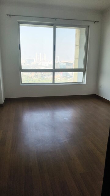 Room in 3 BHK Apartment at Jaypee Kalypso Court, Sector 128 – for Rent