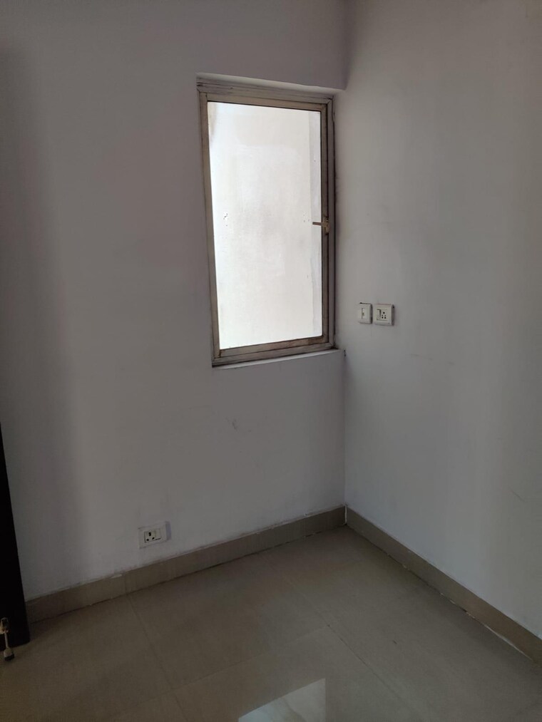 Room, amrapali-platinum 3 Bedroom 1775 Sq.Ft. Apartment In Sector 119 Noida 9596743