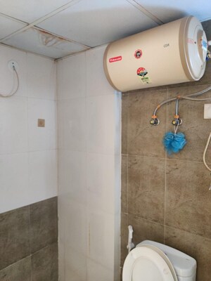 Furnished Amenities in 3 BHK Apartment at Amrapali Platinum, Sector 119 – for Rent