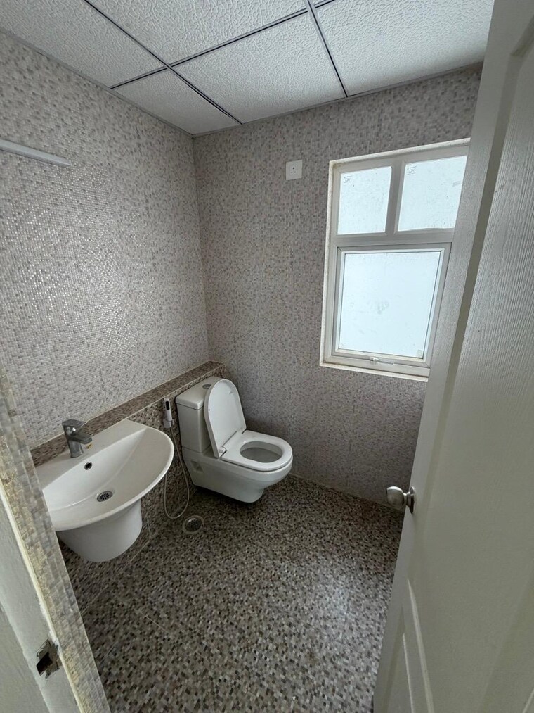 Bathroom, shree-vardhman-victoria 3.5 Bedroom 2200 Sq.Ft. Apartment In Sector 70 Gurgaon 9596800