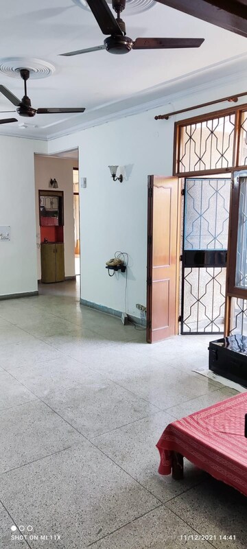 Room in 3 BHK Apartment at Sector 7 Dwarka – for Rent
