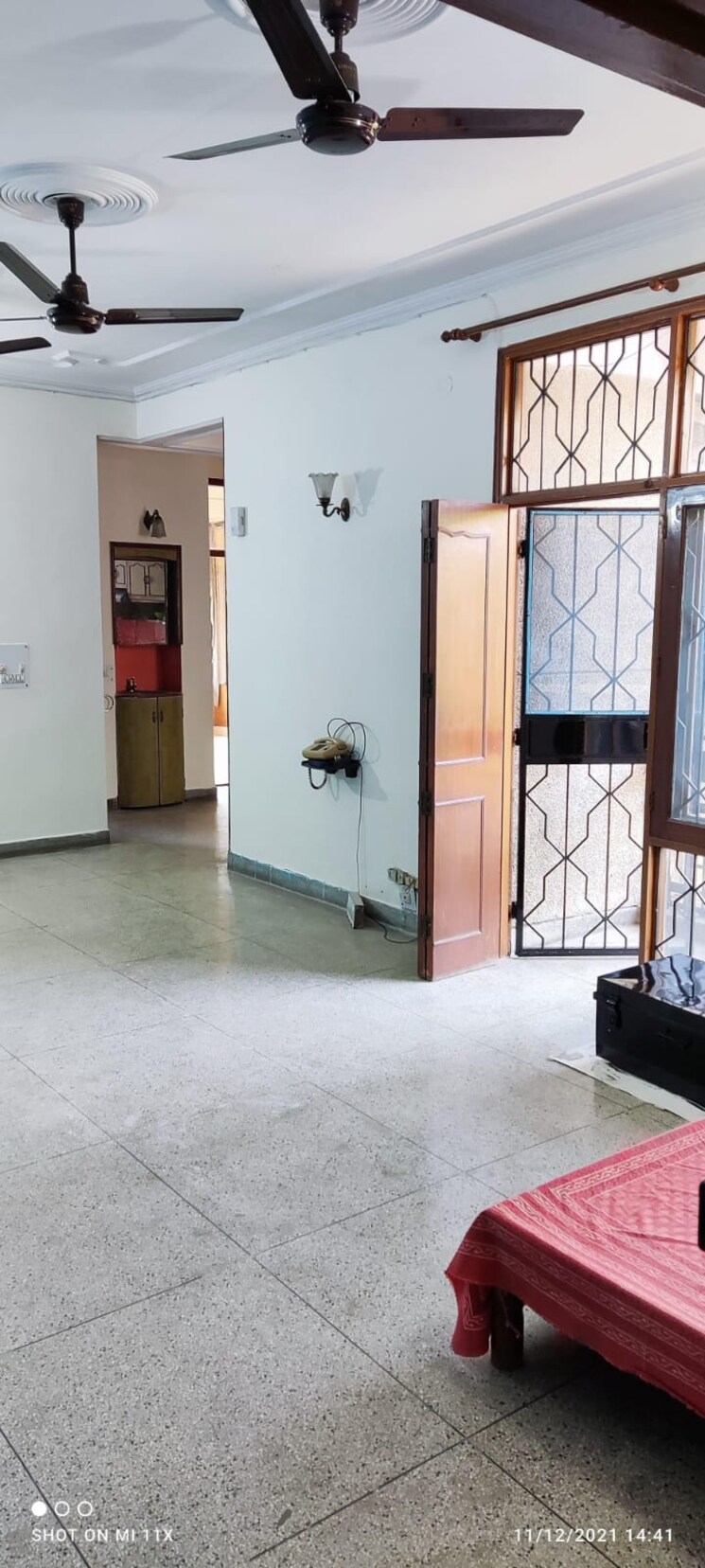 Room, sector 7 dwarka 3 Bedroom 1500 Sq.Ft. Apartment In Sector 7 Dwarka Delhi 9596784