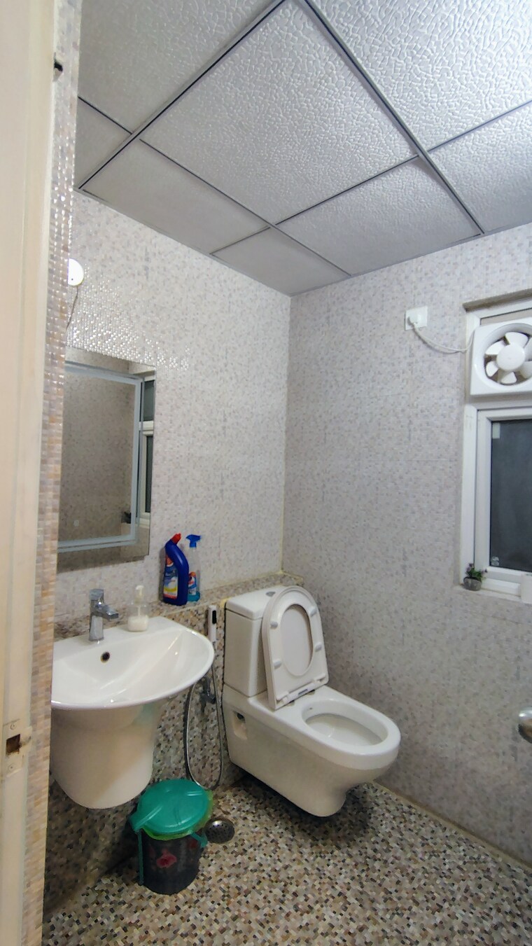 Bathroom, shree-vardhman-victoria 3.5 Bedroom 2200 Sq.Ft. Apartment In Sector 70 Gurgaon 9596843