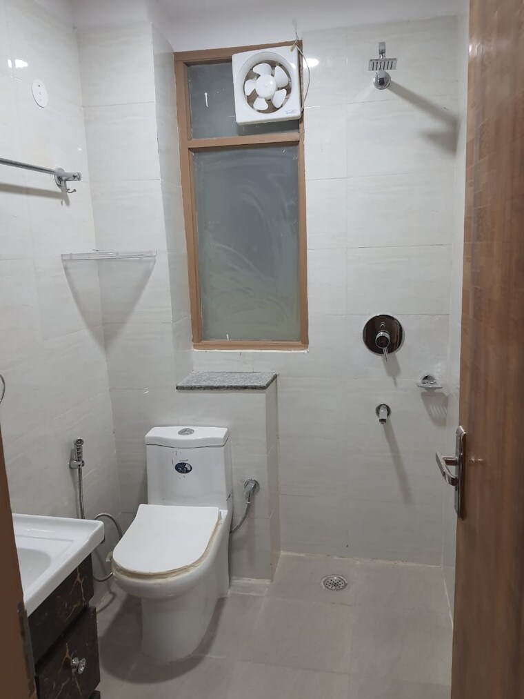 Bathroom, sector 45 Studio 400 Sq.Ft. Builder Floor In Sector 45 Gurgaon 9596889