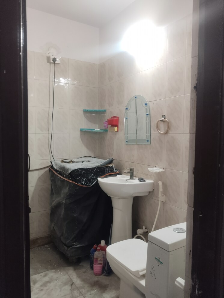 Bathroom, ashoka-enclave-3 2 Bedroom 1050 Sq.Ft. Builder Floor In Sector 35 Faridabad 9596944