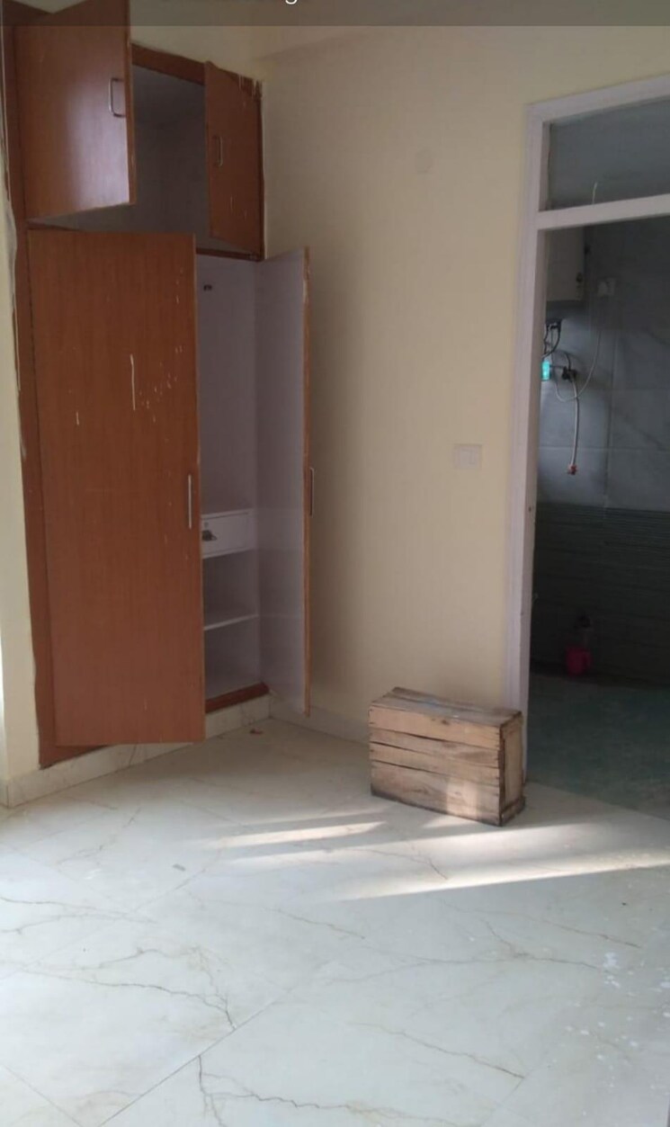 Room, sector 6 dwarka 3.5 Bedroom 2000 Sq.Ft. Apartment In Sector 6 Dwarka Delhi 9596910