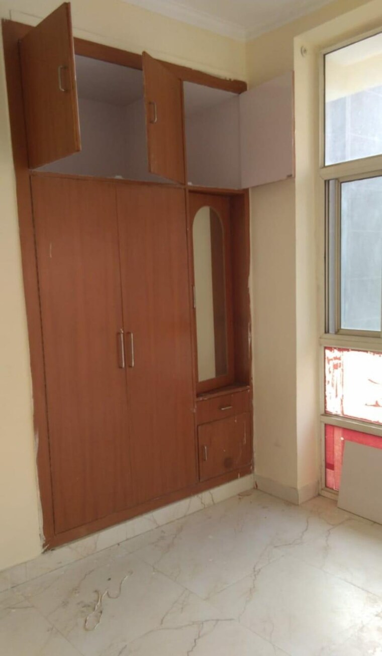 Room, sector 6 dwarka 3.5 Bedroom 2000 Sq.Ft. Apartment In Sector 6 Dwarka Delhi 9596910