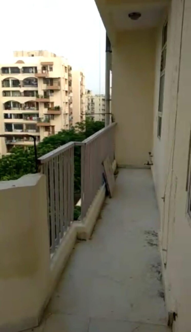 Balcony, sector 6 dwarka 3.5 Bedroom 2000 Sq.Ft. Apartment In Sector 6 Dwarka Delhi 9596910