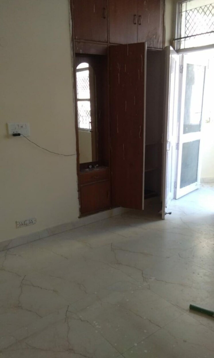 Room, sector 6 dwarka 3.5 Bedroom 2000 Sq.Ft. Apartment In Sector 6 Dwarka Delhi 9596910