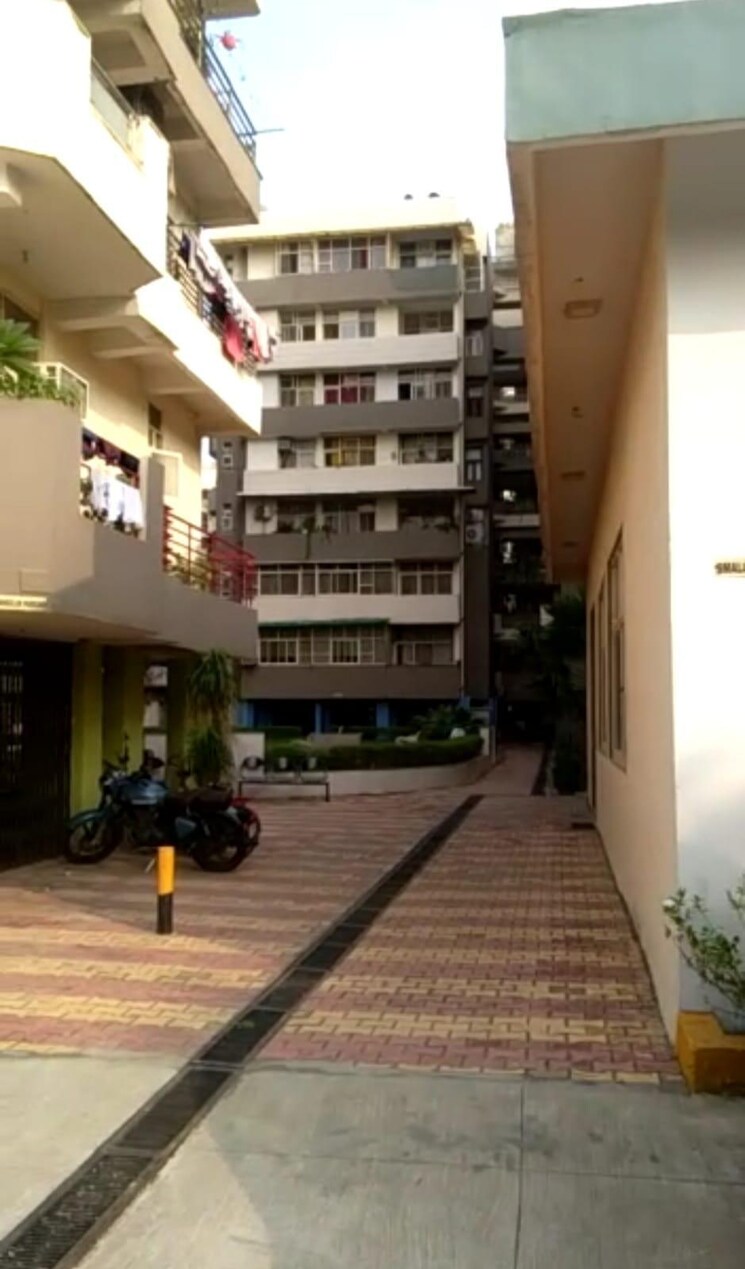 Parking, sector 6 dwarka 3.5 Bedroom 2000 Sq.Ft. Apartment In Sector 6 Dwarka Delhi 9596910
