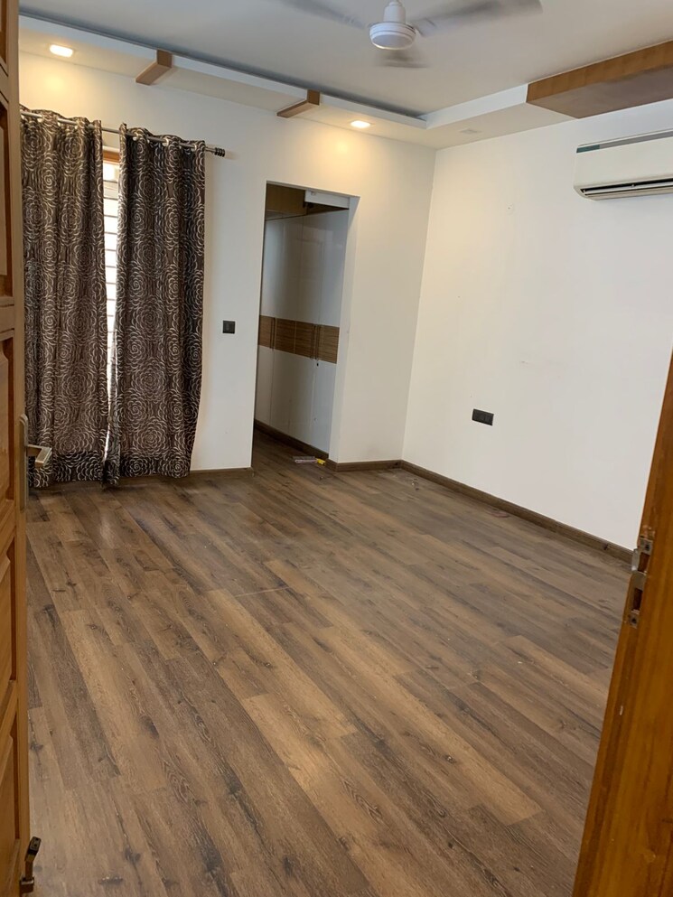 Room, sector 84 3 Bedroom 150 Sq.Yd. Builder Floor In Sector 84 Faridabad 9596955