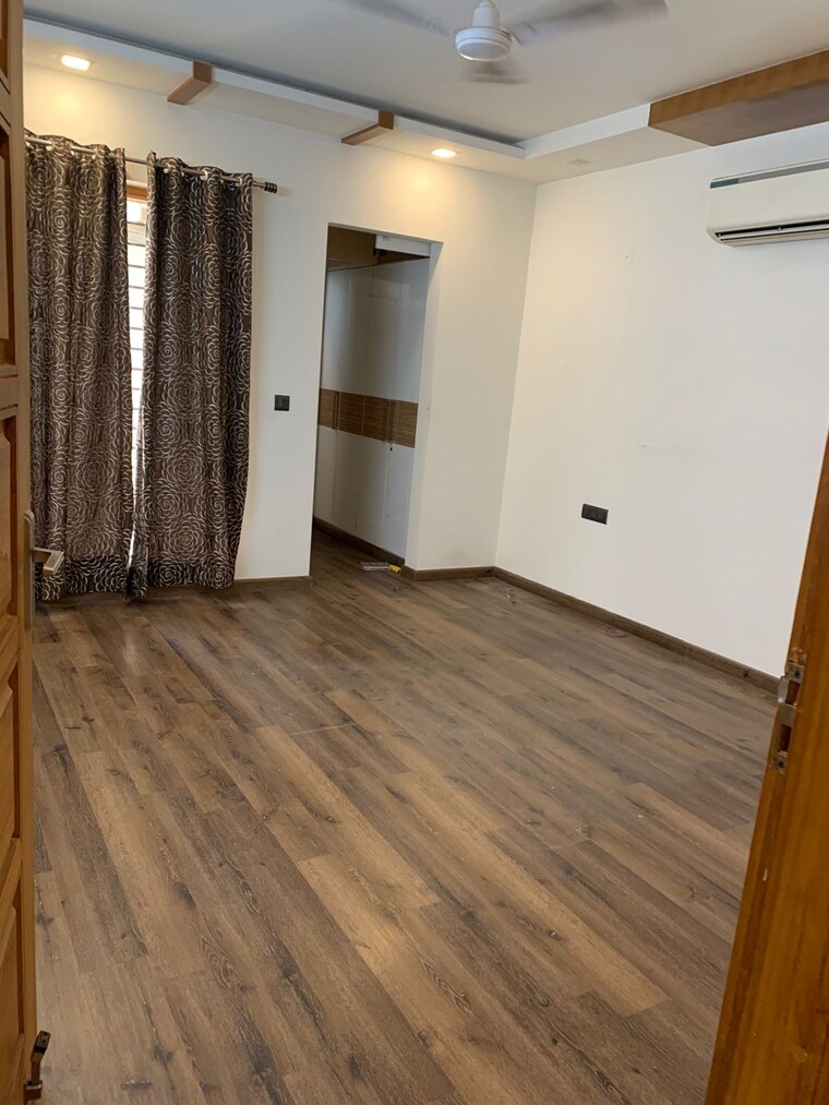 Room, sector 84 3 Bedroom 150 Sq.Yd. Builder Floor In Sector 84 Faridabad 9596955