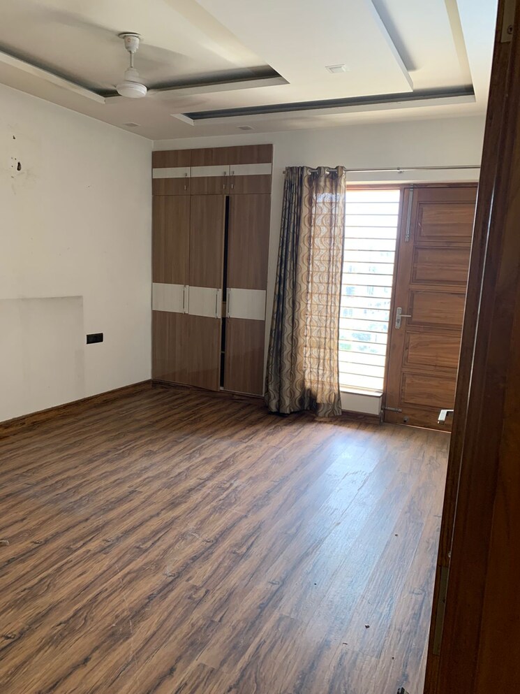 Room, sector 84 3 Bedroom 150 Sq.Yd. Builder Floor In Sector 84 Faridabad 9596955