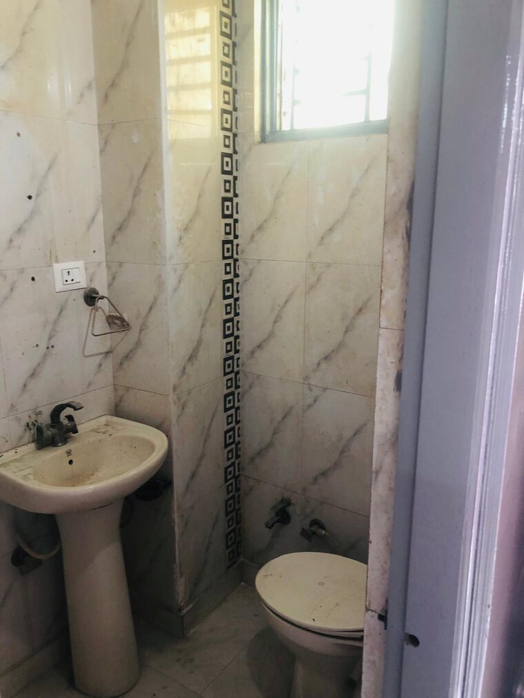Bathroom, uttam nagar 3 Bedroom 100 Sq.Yd. Builder Floor In Uttam Nagar Delhi 9597072