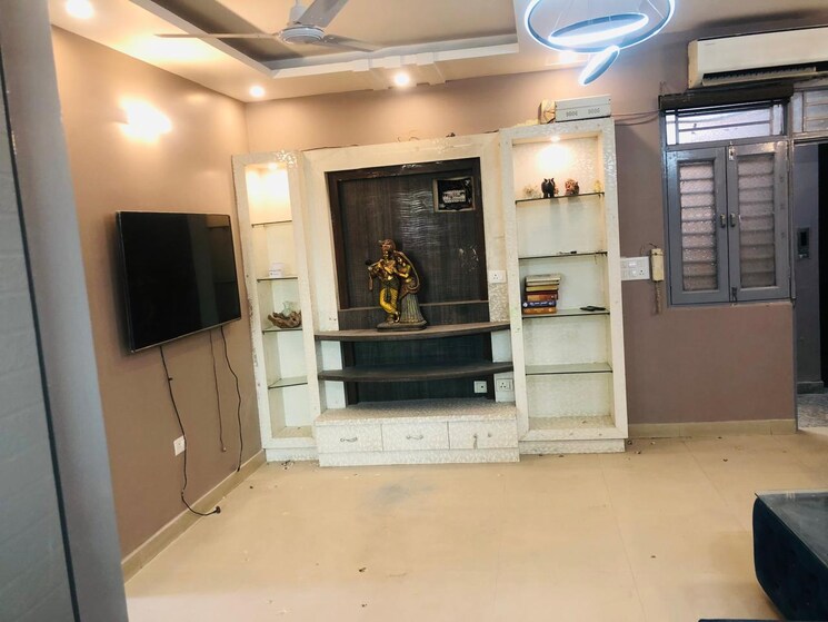Room, uttam nagar 3 Bedroom 100 Sq.Yd. Builder Floor In Uttam Nagar Delhi 9597072