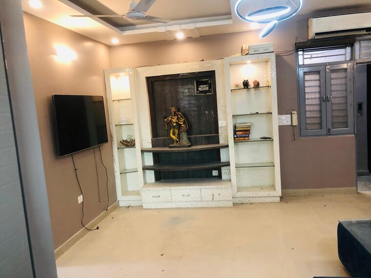 Room, uttam nagar 3 Bedroom 100 Sq.Yd. Builder Floor In Uttam Nagar Delhi 9597072