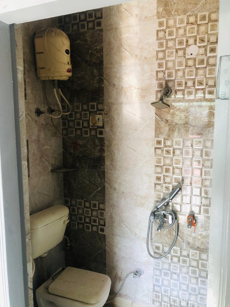 Bathroom, uttam nagar 3 Bedroom 100 Sq.Yd. Builder Floor In Uttam Nagar Delhi 9597072