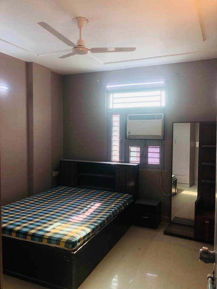 Bedroom, uttam nagar 3 Bedroom 100 Sq.Yd. Builder Floor In Uttam Nagar Delhi 9597072