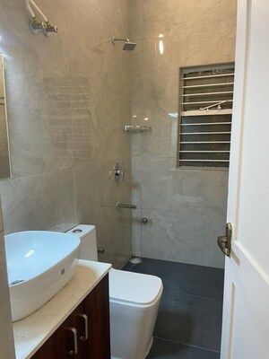 Bathroom in 1.5 BHK Apartment at Jayamahal – for Rent