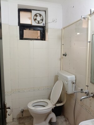 Bathroom in 1 BHK Builder Floor at Sector 40 – for Rent