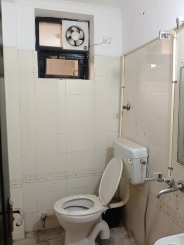 Bathroom in 1 BHK Builder Floor at Sector 40 – for Rent