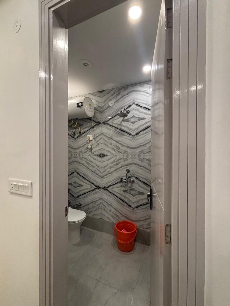 Bathroom, uttam nagar 4 Bedroom 135 Sq.Yd. Builder Floor In Uttam Nagar Delhi 9597293