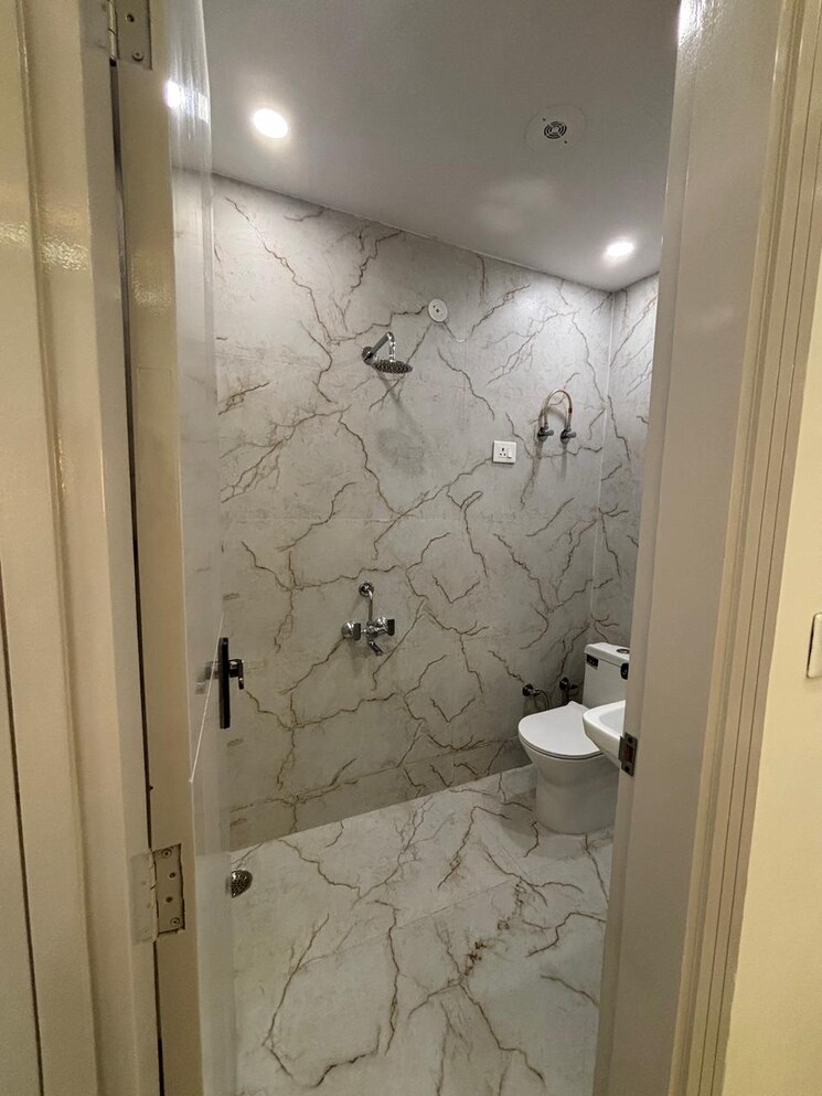 Bathroom, uttam nagar 4 Bedroom 135 Sq.Yd. Builder Floor In Uttam Nagar Delhi 9597293