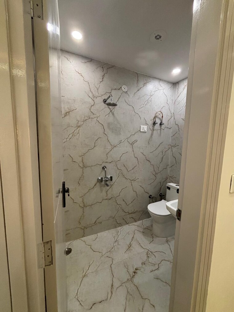 Bathroom, uttam nagar 4 Bedroom 135 Sq.Yd. Builder Floor In Uttam Nagar Delhi 9597293