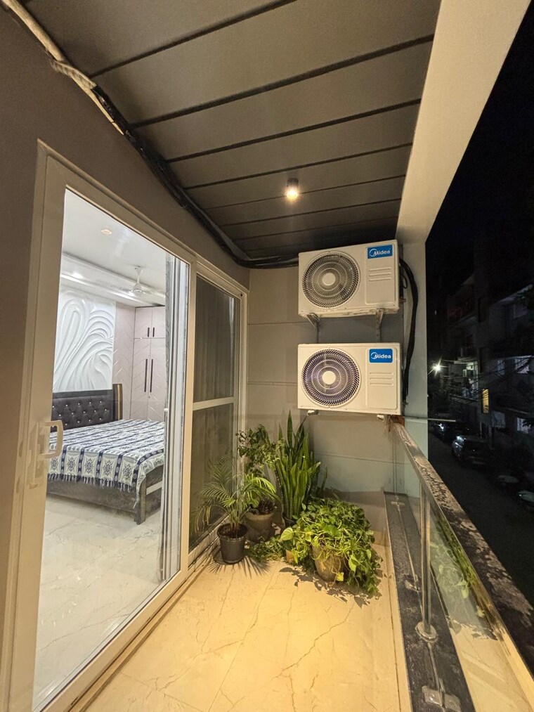  Parking, uttam nagar 4 Bedroom 135 Sq.Yd. Builder Floor In Uttam Nagar Delhi 9597293