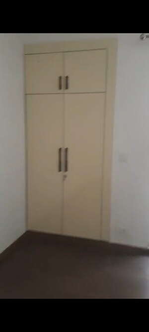 Room in 4 BHK Builder Floor at Bptp Park Floors I, Sector 77 – for Rent