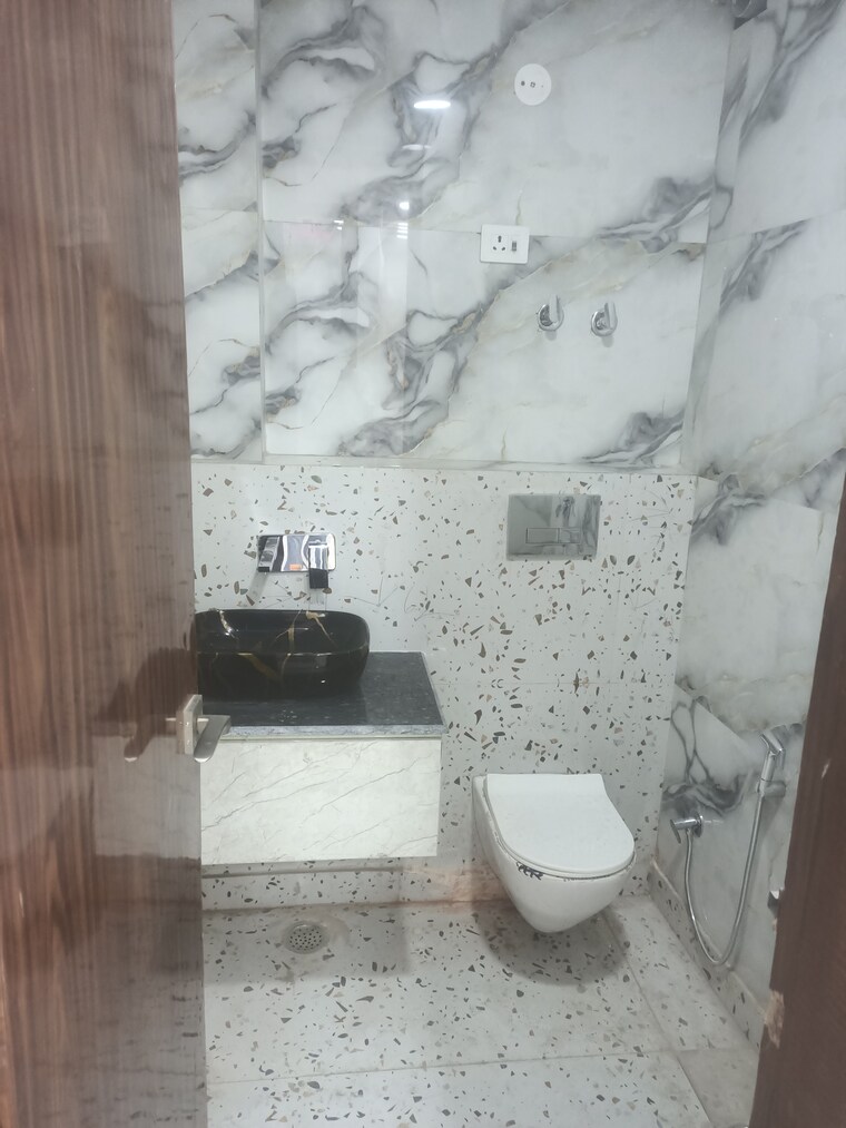 Bathroom, govindpuri 3 Bedroom 810 Sq.Ft. Builder Floor In Govindpuri Delhi 9597582