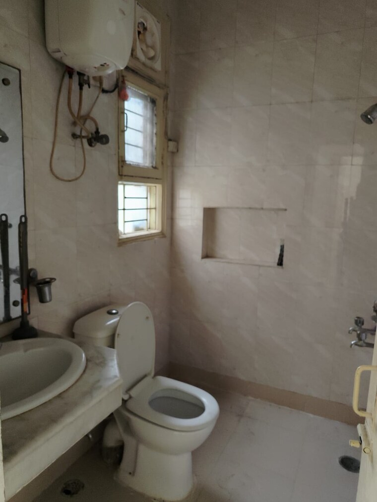 Bathroom, unitech-south-city-ii 3 Bedroom 1500 Sq.Ft. Builder Floor In Sector 50 Gurgaon 9597079
