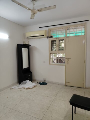 Room in 3 BHK Builder Floor at Unitech South City II, Sector 50 – for Rent