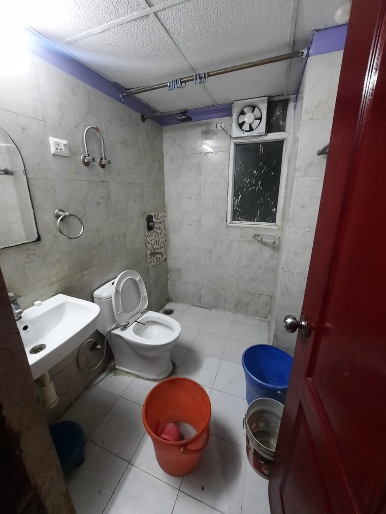 Bathroom, sethi-max-royal 1 Bedroom 750 Sq.Ft. Apartment In Sector 76 Noida 9597682