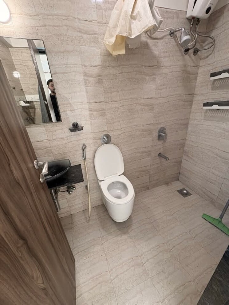 Attached Bathroom, andheri west Studio 380 Sq.Ft. Apartment In Andheri West Mumbai 9597698
