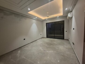 Room in 4 BHK Builder Floor at BPTP Amstoria, Sector 102 – for Sale