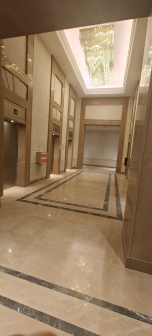 Lift in 3 BHK Apartment at Lower Parel – for Rent