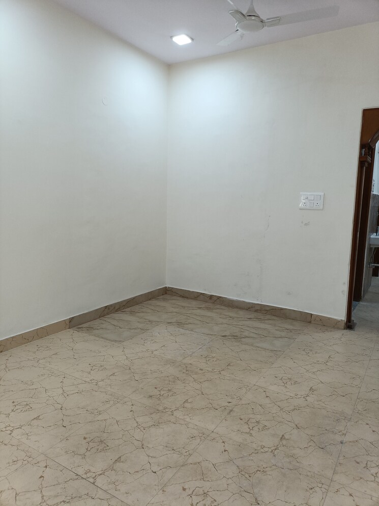 Room, ip extension 2 Bedroom 950 Sq.Ft. Apartment In Ip Extension Delhi 9597777